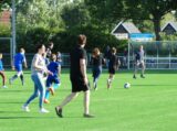 Laatste training S.K.N.W.K. JO11-1JM van seizoen 2022-2023 (partijtje tegen de ouders) (54/221)